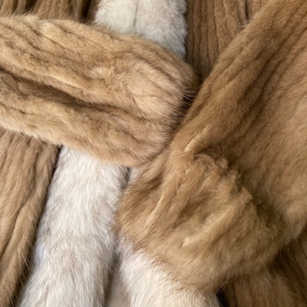 Natural Mink Coat With Fox Trim - Picture 8 of 9